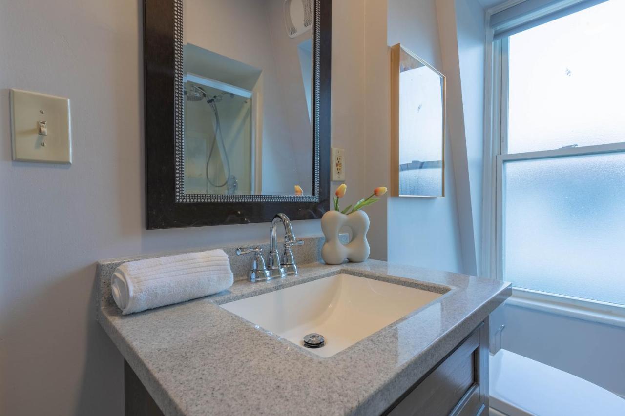 Holiday home Charming 3bdr 2 Bath 7 Min To The Falls W/ Parking Niagara Falls