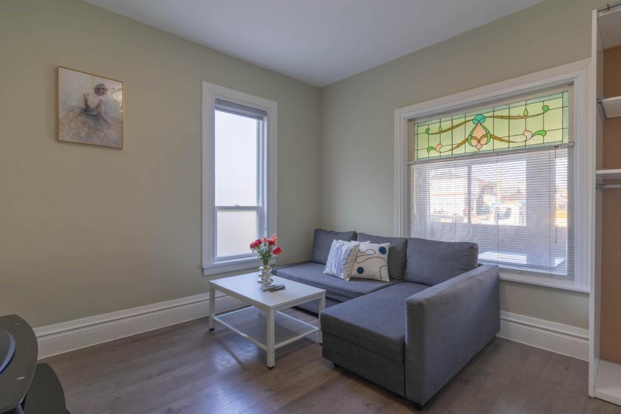 Holiday home Charming 3bdr 2 Bath 7 Min To The Falls W/ Parking Niagara Falls